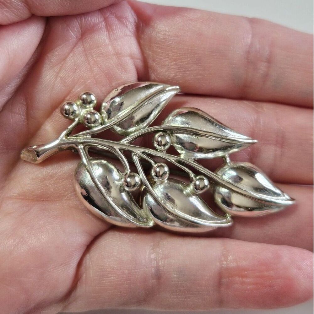 Sarah Coventry vintage silver tone leaf brooch